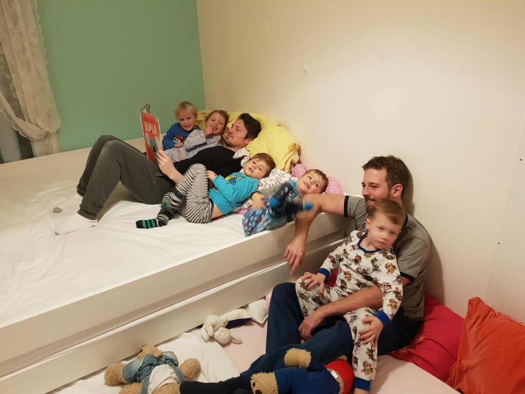 Pijama Party mit Inglorious Jrs.