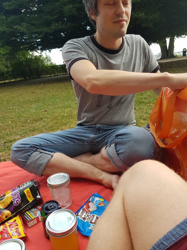 Flo mit Drinks nahe Altonaer Balkon